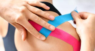 Kinesiotaping (plastrowanie dynamiczne) – co to jest? Wskazania, zastosowanie i efekty
