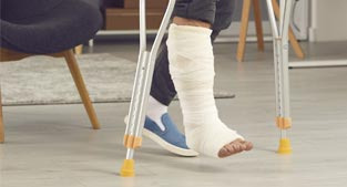 Zwichnięcie kostki - jak wygląda? Objawy, leczenie i rehabilitacja